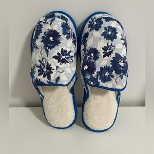Isotoner Memory Foam Blue Floral Women’s Slippers size  7.5-8